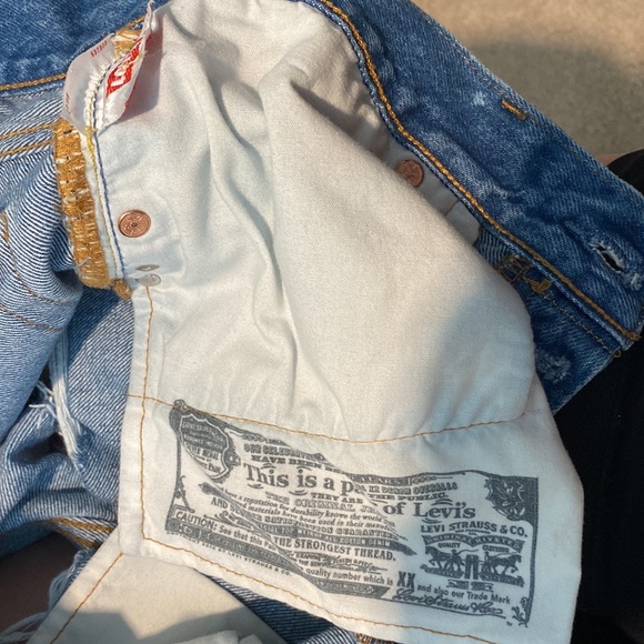 Levi’s Studded Jean Shorts Size W28 - Picture 7 of 7